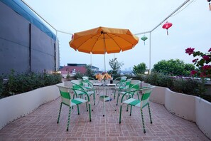 Breakfast, lunch, dinner served; local and international cuisine  - Lucky Budda Inn Villa (Hanoi)