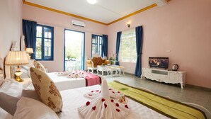 A hotel room with a bed, a TV, a desk, and a chair. - Lucky Budda Inn Villa (Hanoi)