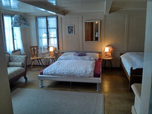 5 室のベッドルーム、WiFi (無料)、ベッドシーツ