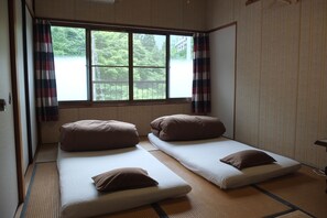 Traditional-Zweibettzimmer, Gemeinschaftsbad (Japanese Style) | Laptopgeeigneter Arbeitsplatz, Verdunkelungsvorhänge, Zustellbetten