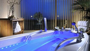 A modern spa area with a hot tub, a massage chair, and a decorative plant. - Marriott Park hotel Rome (Lazio)