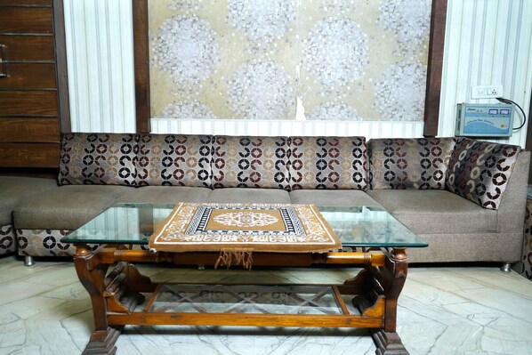 Lobby sitting area - Hotel Holiday Comfort - 800 mts from Jallianwala Bagh, Amritsar (Amritsar)