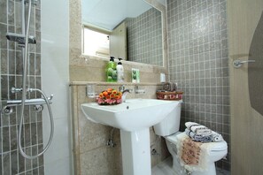 Articles de toilette gratuits, sèche-cheveux, chaussons