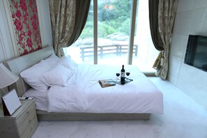 Interior - Moon On The Cloud (Yeongwol)