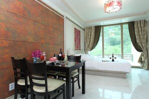 Like the moon | Innenbereich