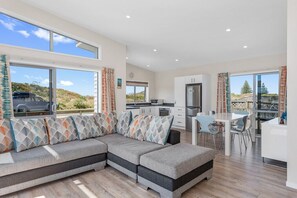 TV - Beach Retreat - Ohope Holiday Home (Ohope Beach)