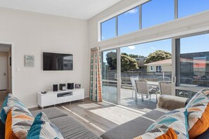 TV - Beach Retreat - Ohope Holiday Home (Ohope Beach)