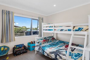 3 habitaciones, tabla de planchar con plancha, wifi y ropa de cama 