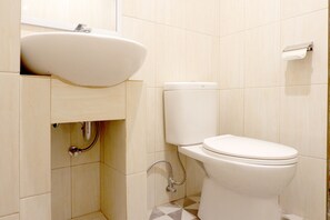 Deluxe-Zweibettzimmer | Badezimmer | Dusche, Handtücher