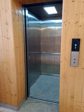 Lift - Hotel New Mamta (Srinagar)