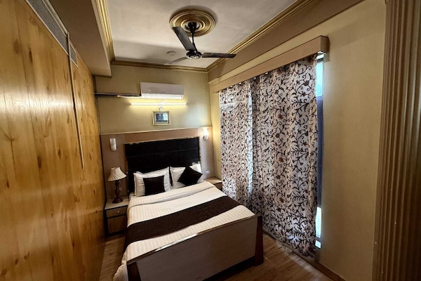 Trang trí khác biệt, trang bị nội thất với thiết kế riêng biệt, bàn