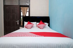 Standard Double Room | Desk, free WiFi, bed sheets - OYO 950 Steze Kost Syariah (Jambi)