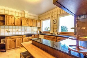 Een koelkast, een microgolfoven, een oven, een vaatwasser