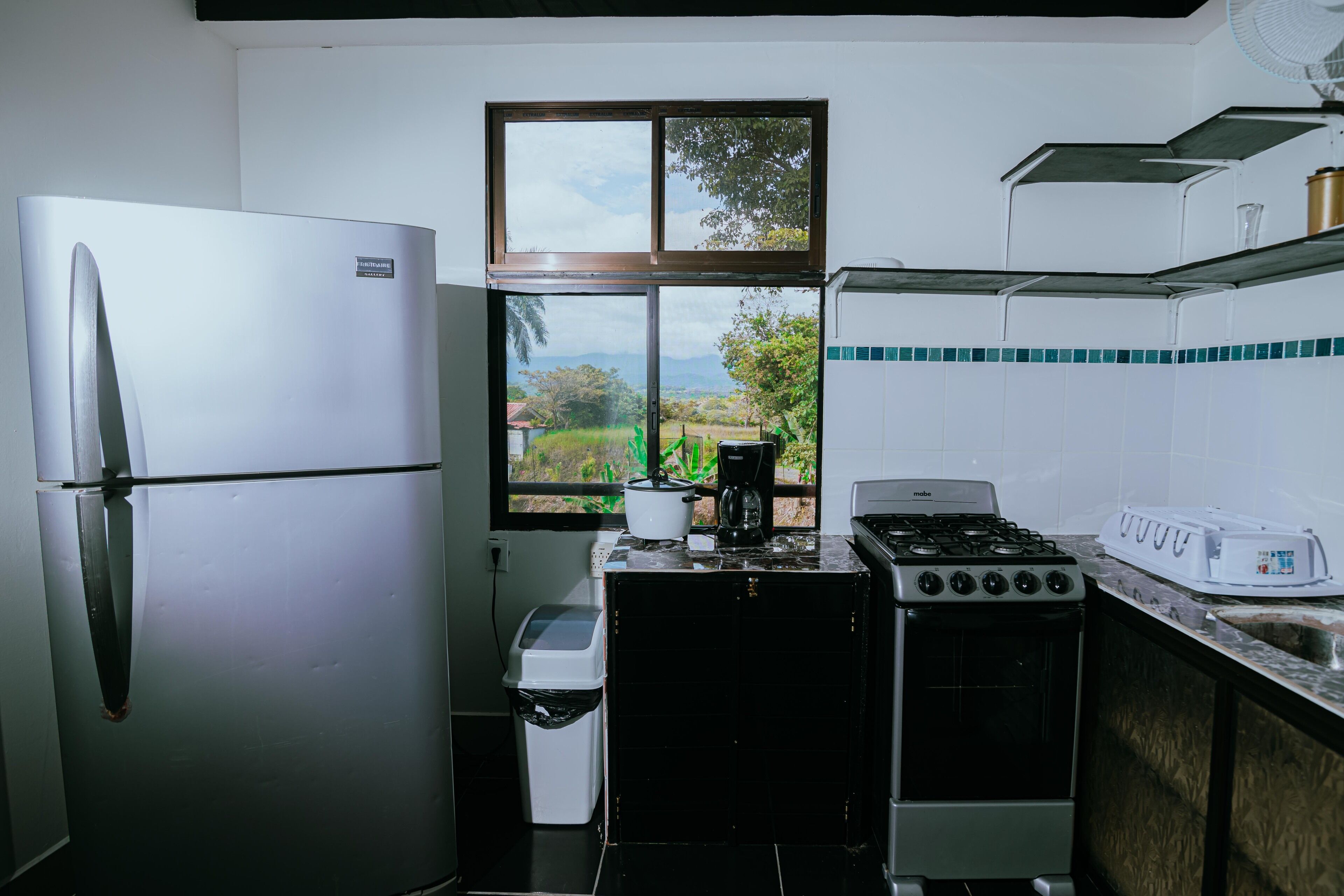 Réfrigérateur, micro-ondes, cafetière/bouilloire, grille-pain