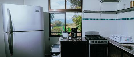 Réfrigérateur, micro-ondes, cafetière/bouilloire, grille-pain