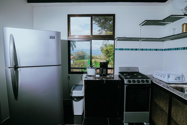 冰箱、微波炉、茶具/咖啡用具、烤面包机