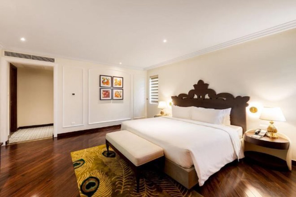 Premium bedding, minibar, in-room safe, soundproofing