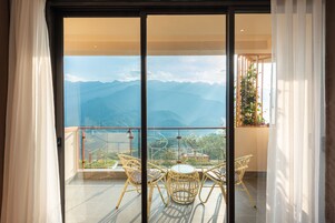 Premium bedding, minibar, in-room safe, soundproofing