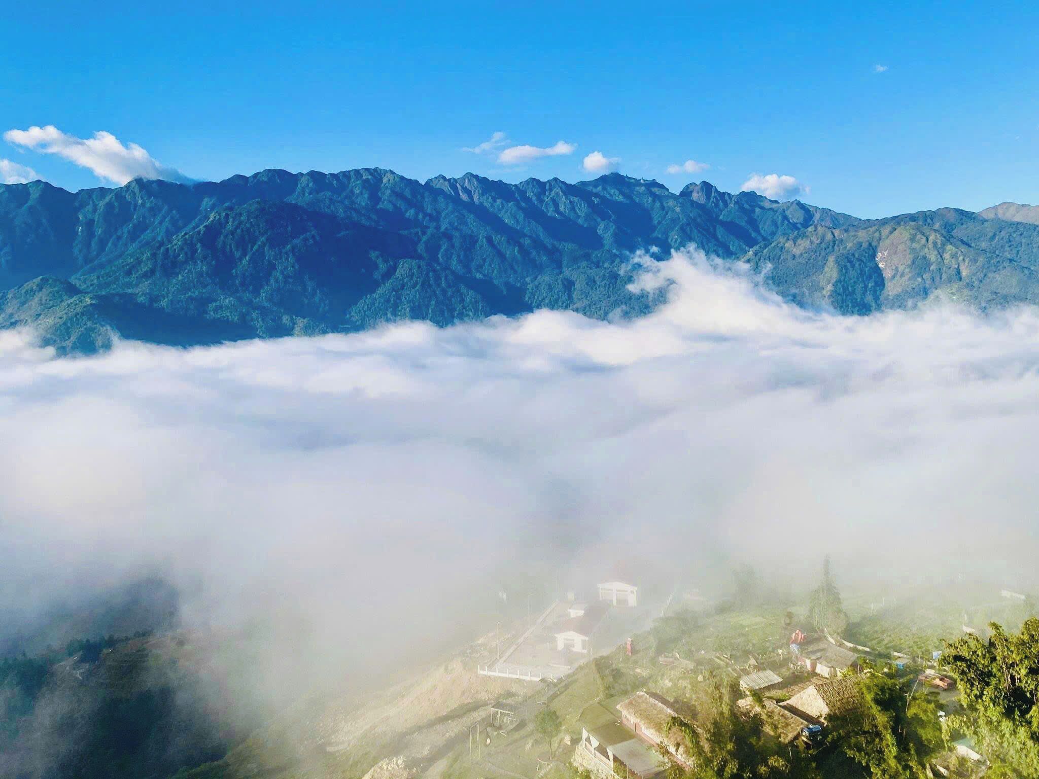 Un paisaje montañoso con un pueblo enclavado abajo.