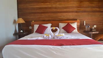 Habitación Deluxe doble | Caja fuerte, escritorio, wifi gratis y ropa de cama
