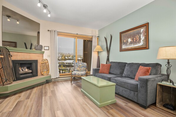 TV, fireplace