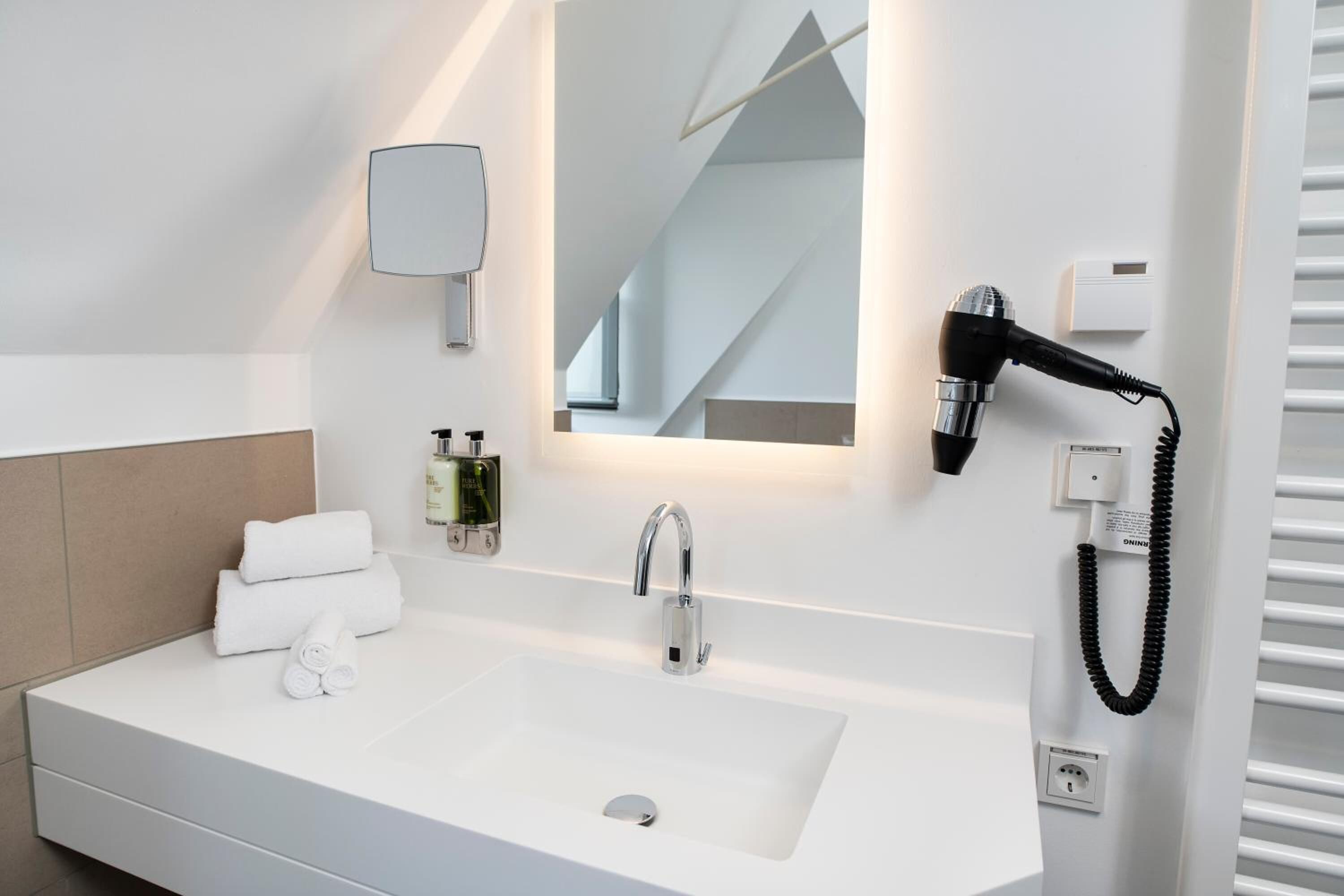 Kostenlose Toilettenartikel, Haartrockner, Handtücher, Seife