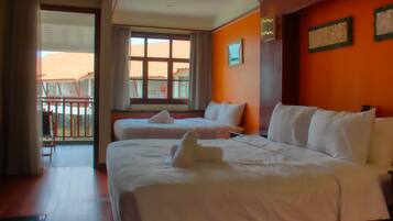 Escritorio y camas extra