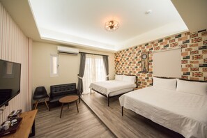 Standard-Vierbettzimmer | Schreibtisch, Verdunkelungsvorhänge, schallisolierte Zimmer