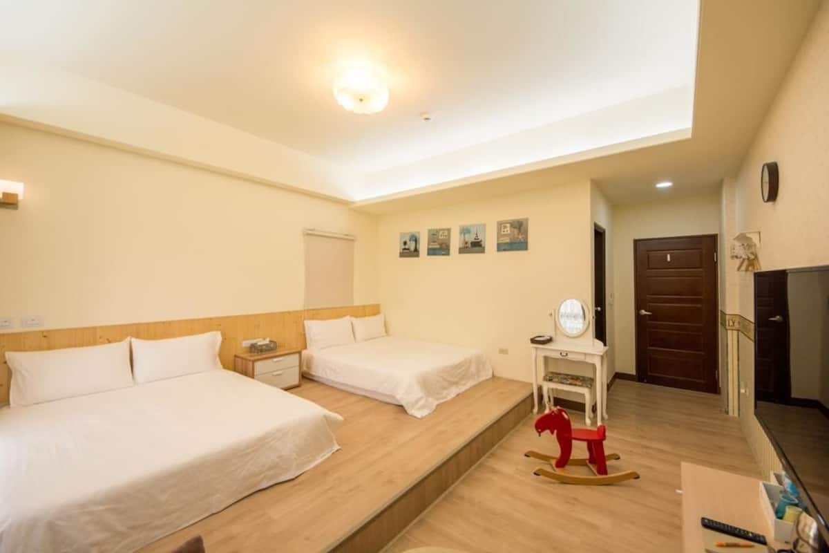 Comfort Quadruple Room | Desk, blackout drapes, soundproofing, rollaway beds