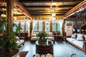 ฝ่ายต้อนรับ