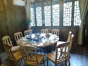 Frukost med lokala rätter varje dag (CNY 25 per person)