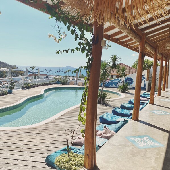 Outdoor pool, open 7:00 AM to 10:00 PM, pool umbrellas, sun loungers - Seaesta Komodo Hotel & Hostel (Labuan Bajo)