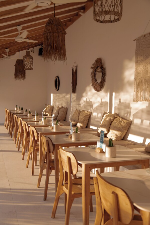 Breakfast, lunch, dinner served; pool views - Seaesta Komodo Hotel & Hostel (Labuan Bajo)