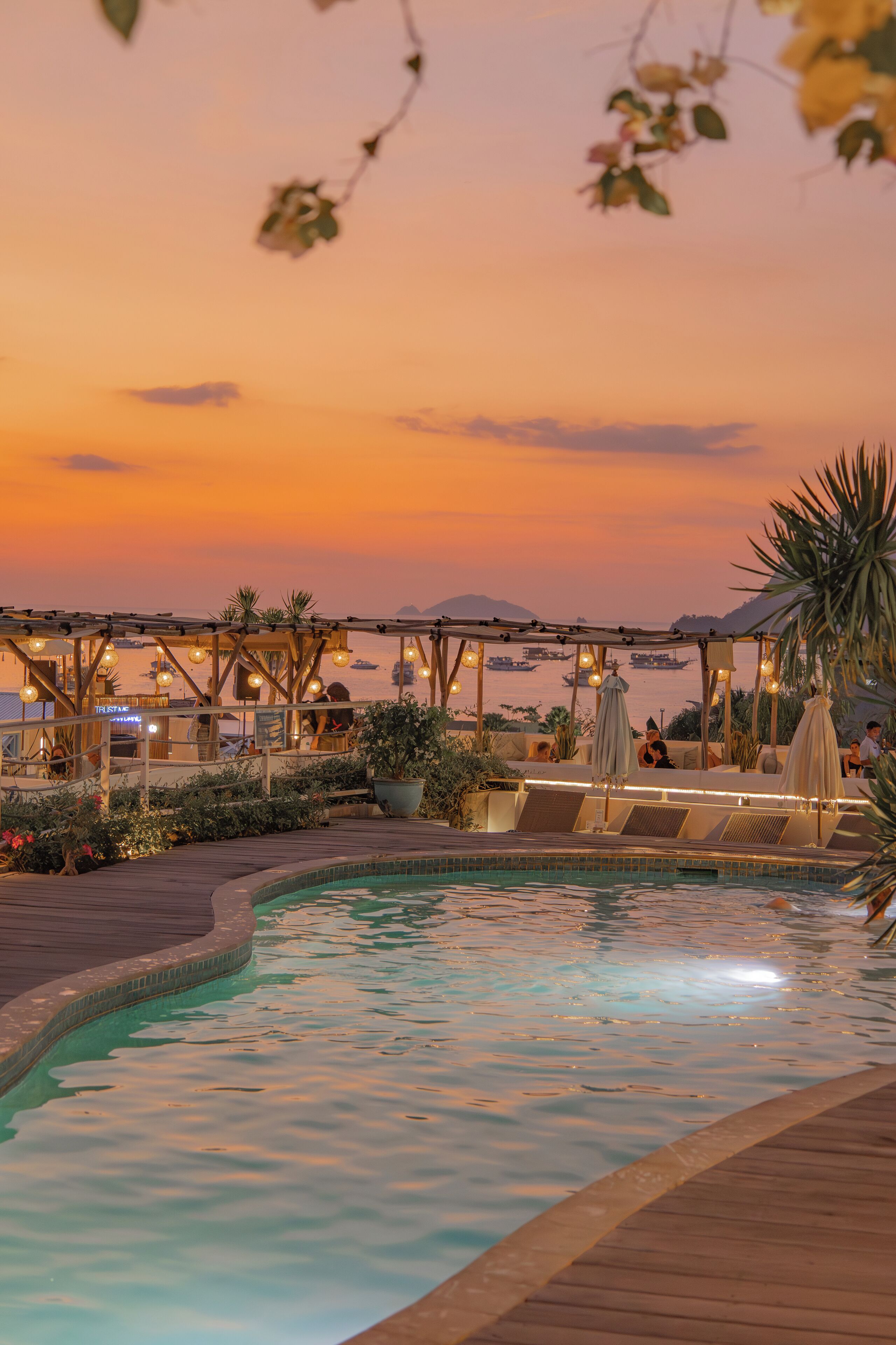 Außenpool, geöffnet von 07:00 Uhr bis 22:00 Uhr, Sonnenschirme