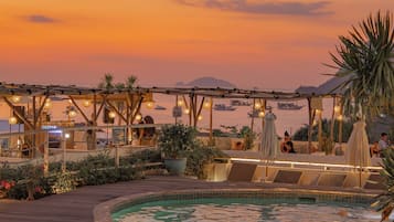 Udendørs pool, åben fra kl. 07.00 til kl. 22.00, parasoller, liggestole