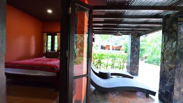 Superior Cottage | Free WiFi, bed sheets