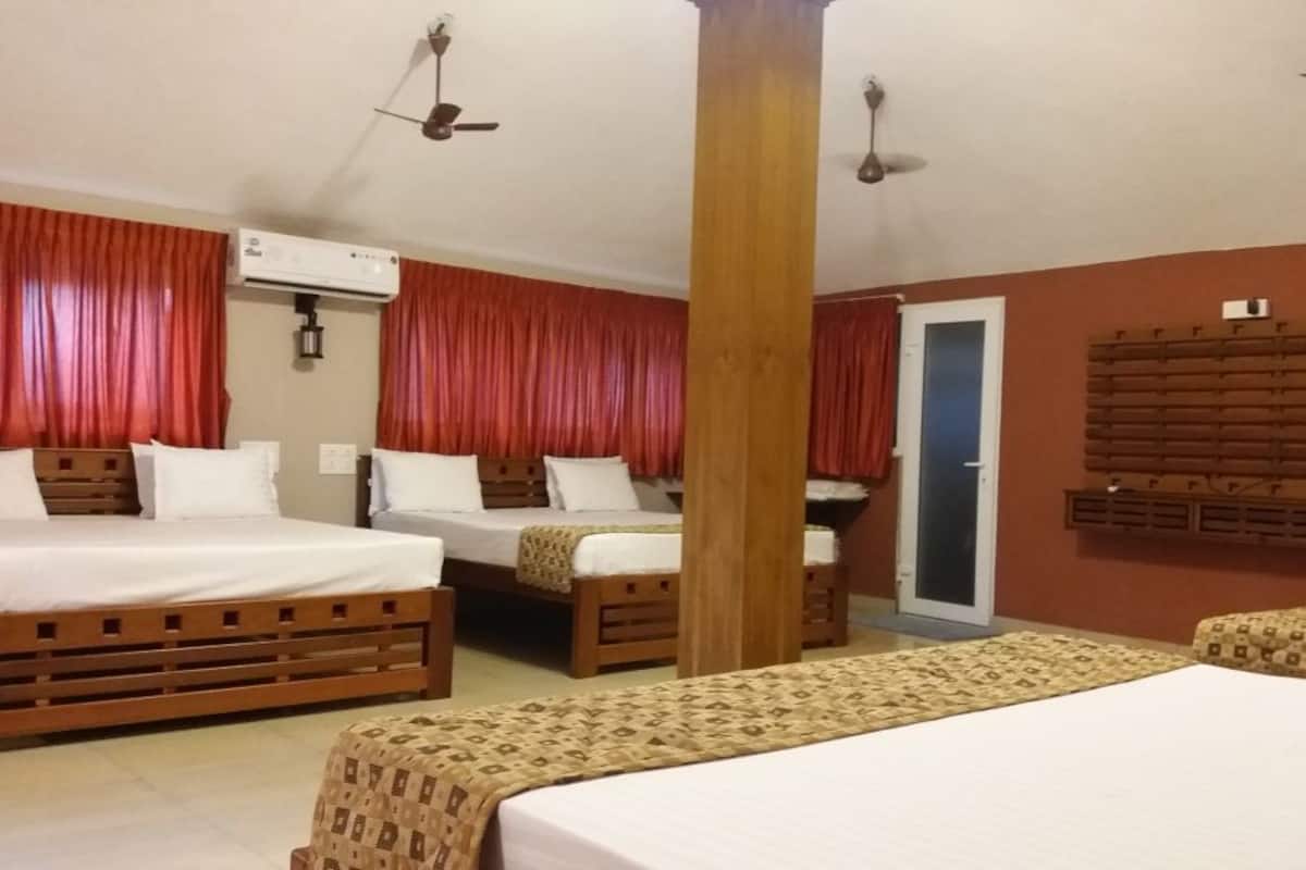 Family Room | Blackout drapes, WiFi (free), bed sheets