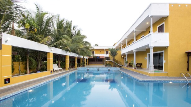 Swim-up bar