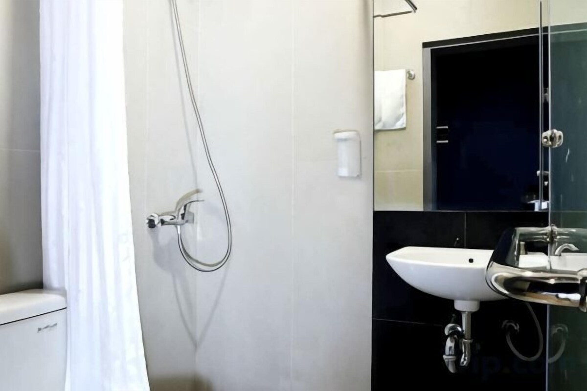 Douche, articles de toilette gratuits, chaussons, savon