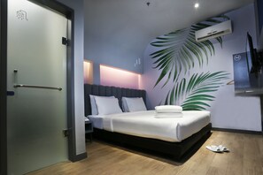 Een bureau, gratis wifi, beddengoed