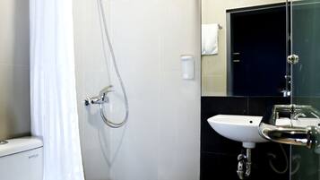 Chuveiro, produtos de toalete grátis, chinelos, sabonete