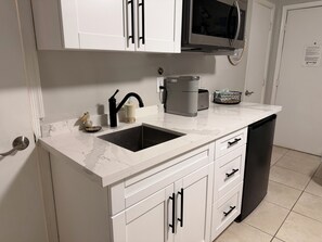 Réfrigérateur, micro-ondes, plaque de cuisson, cafetière/bouilloire