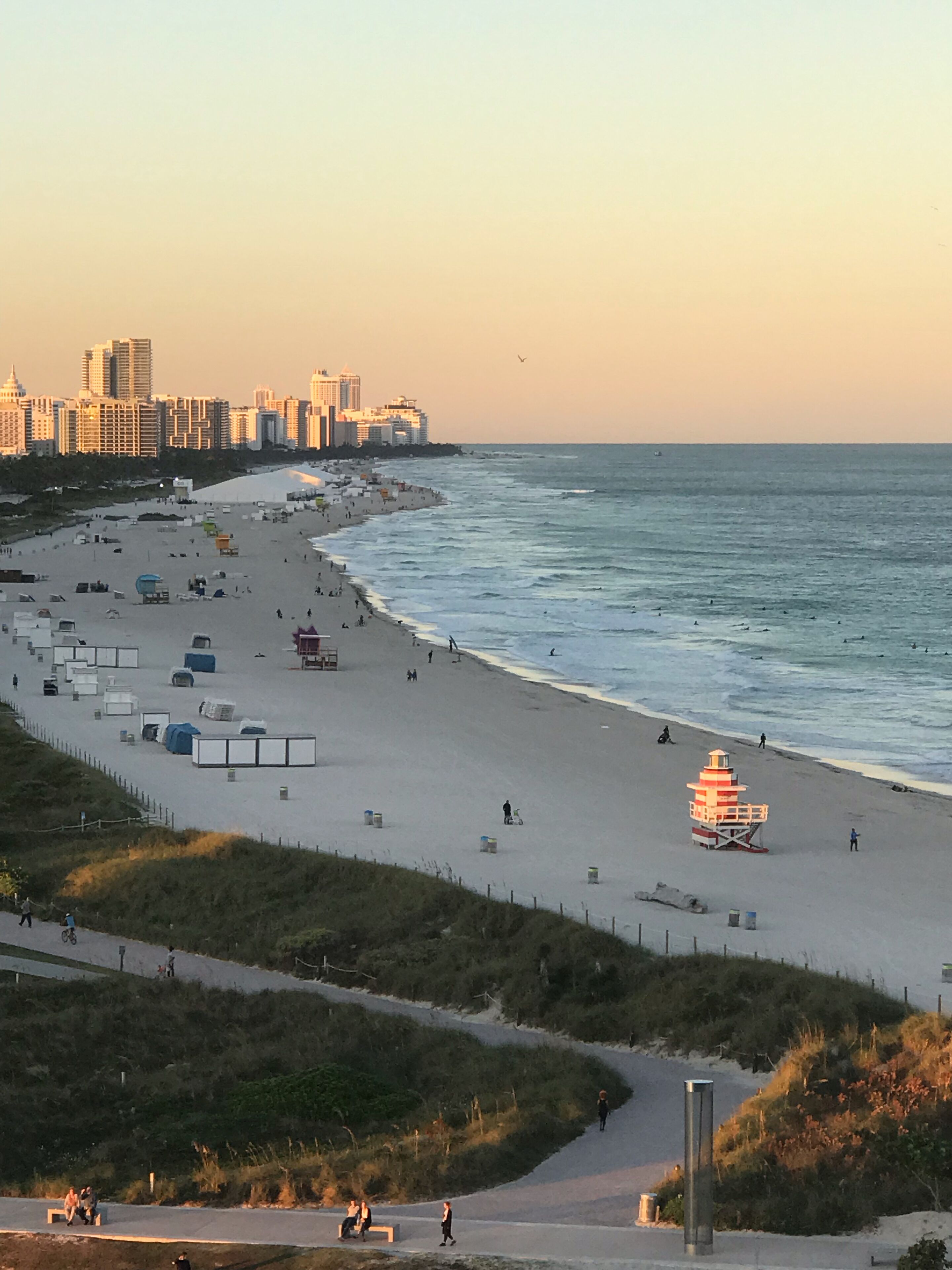 Plage, chaises longues, serviettes de plage