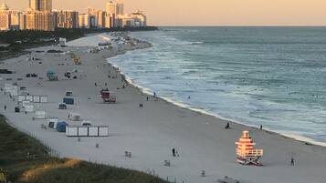 Plage, chaises longues, serviettes de plage