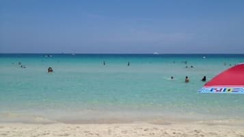 En la playa, camastros y toallas de playa