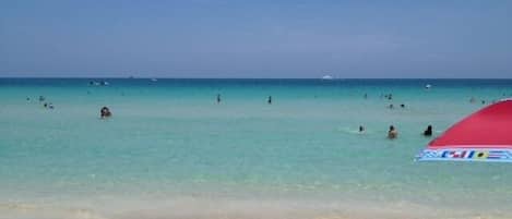 En la playa, camastros y toallas de playa