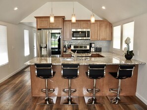 ثلاجة، ميكروويف، فرن، موقد طهي مسطح