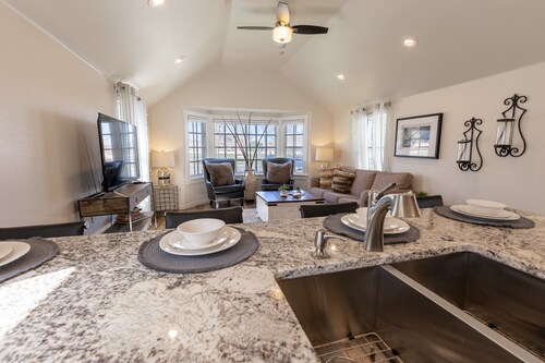 Luxurious Bungalow - Downtown Rapid City