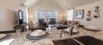 Luxurious Bungalow - Downtown Rapid City