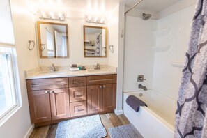 Combined shower/tub, hair dryer, towels, shampoo